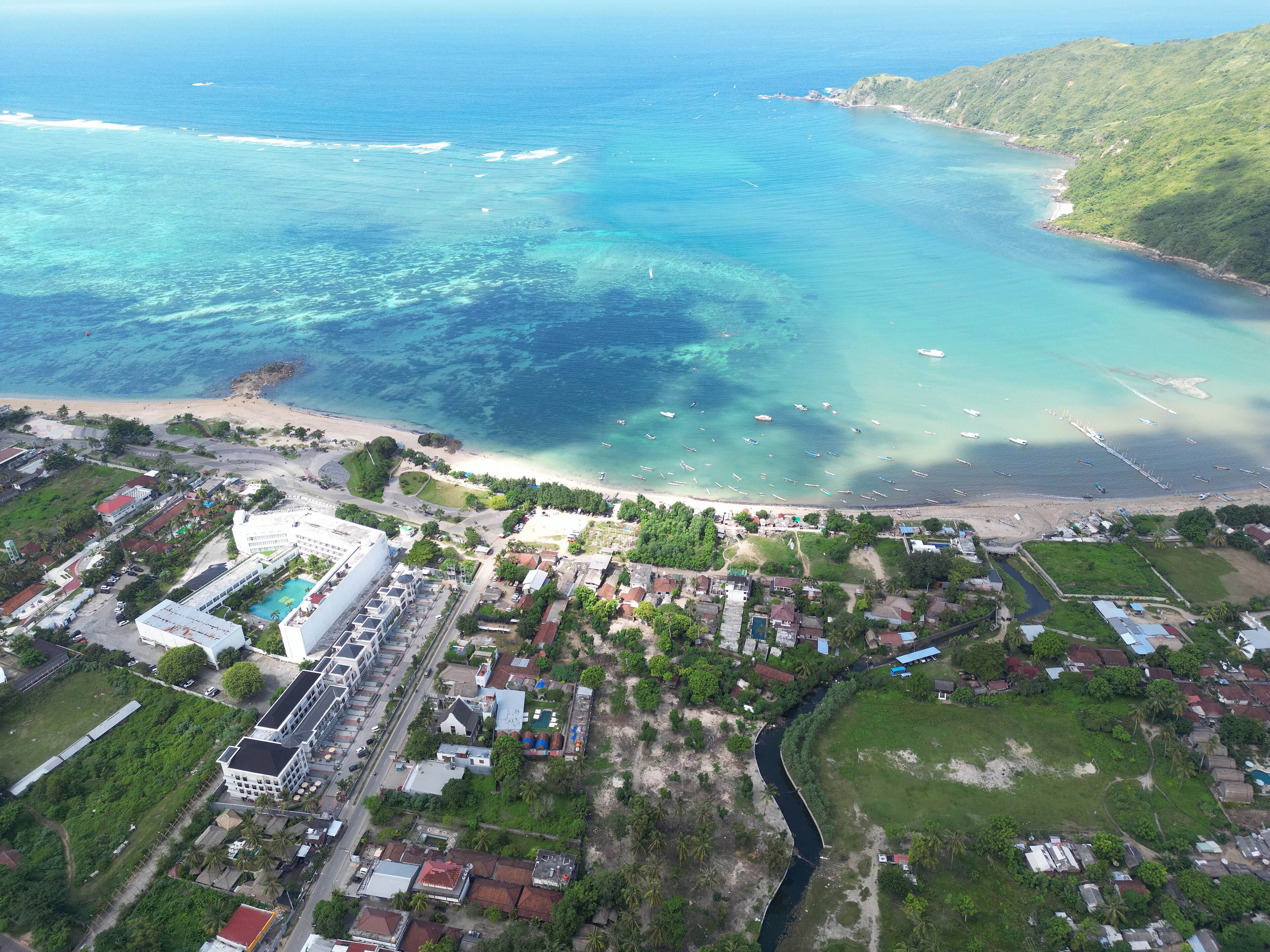 Pemandangan udara teluk biru toska di Kuta, Lombok
